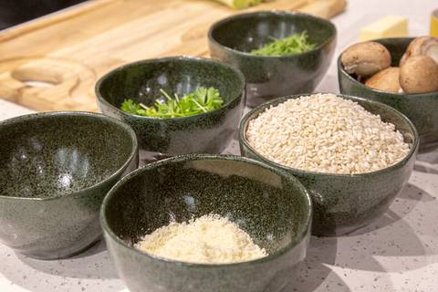 Seleção de ingredientes frescos e de alta qualidade para o preparo do risoto, dispostos na bancada do workshop com Chef Carlos Bertolazzi na Westwing Moema, São Paulo.'