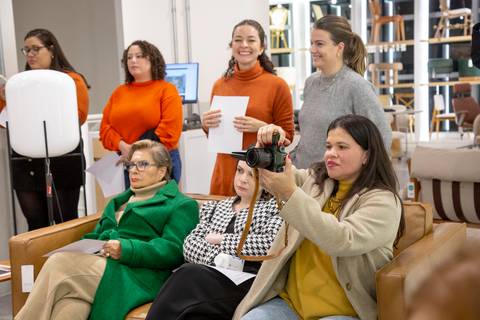 Participantes do workshop de risoto com Chef Carlos Bertolazzi, atentamente focados nas explicações e demonstrações na loja Westwing de Moema, São Paulo.'