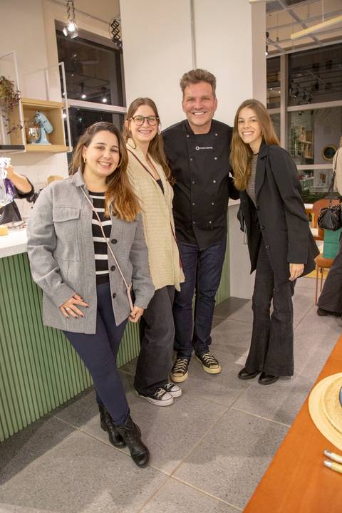 Chef Carlos Bertolazzi posando para uma foto em grupo com a equipe da Westwing, celebrando o sucesso do evento e workshop na loja de Moema, São Paulo.'