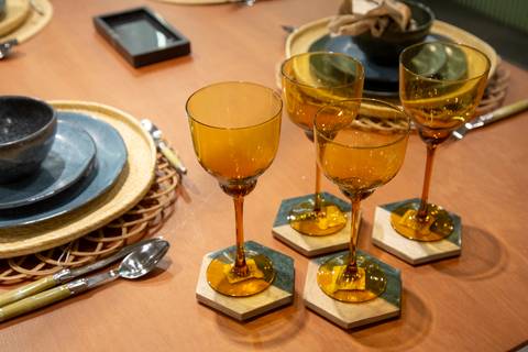 Taças de cristal em destaque, refletindo a luz e a elegância da decoração da mesa no evento Westwing + Porto Brasil na loja de Moema, São Paulo.'