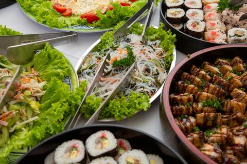 Detalhe apetitoso de um prato de comida japonesa, com sushis e rolls coloridos e bem montados, parte do buffet do aniversário em Boituva-SP.'