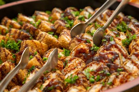 Detalhe de hotrolls crocantes e saborosos, recém-preparados, parte da variedade de pratos japoneses oferecidos no aniversário em Boituva-SP.'