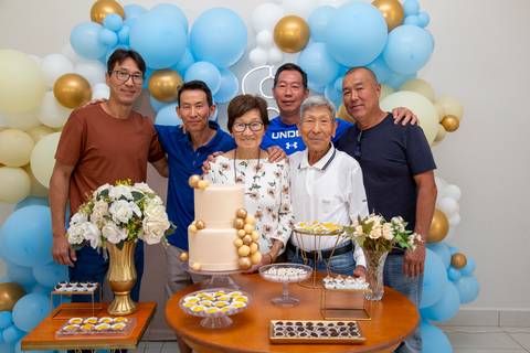 A aniversariante japonesa de 80 anos posando para uma foto de família, rodeada por seus filhos e marido na festa em Boituva-SP'