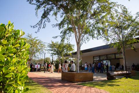 Vista exterior do local da festa em Boituva-SP, mostrando a área verde e a estrutura do espaço que sediou o aniversário de 80 anos.'