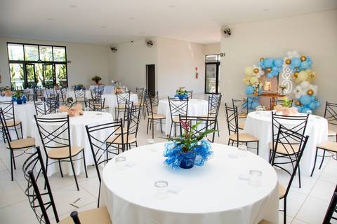 Salão de festas decorado com elegância e toques orientais, preparado para o aniversário surpresa de 80 anos de uma senhora japonesa em Boituva-SP.'