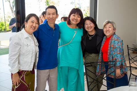 Grupo de convidados do aniversário de 80 anos em Boituva-SP posando para uma foto descontraída, registrando a presença de amigos e familiares.'