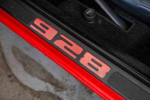 Inscrição '928' do modelo Porsche visível na soleira da porta ao ser aberta, um detalhe específico do veículo na oficina DAN911 em São Paulo.'