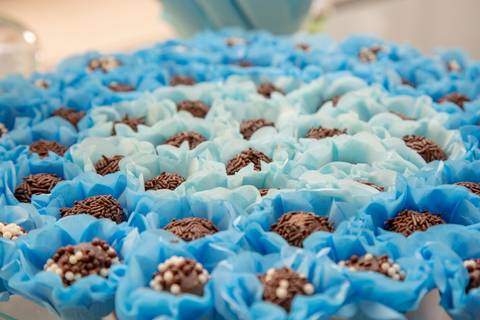 Doce de brigadeiro em destaque na mesa do chá de bebê em São Paulo, cuidadosamente arranjados para a celebração.'