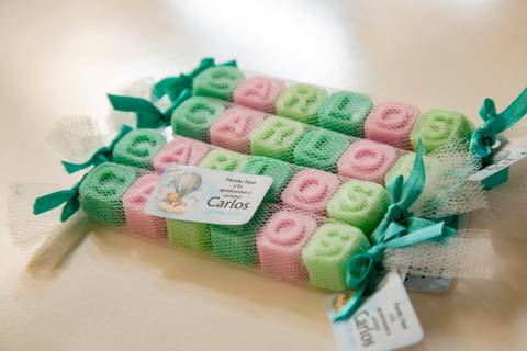 Lembrancinha personalizada do chá de bebê em São Paulo, exibindo as letras do nome do futuro bebê em destaque, um detalhe carinhoso para os convidados.'