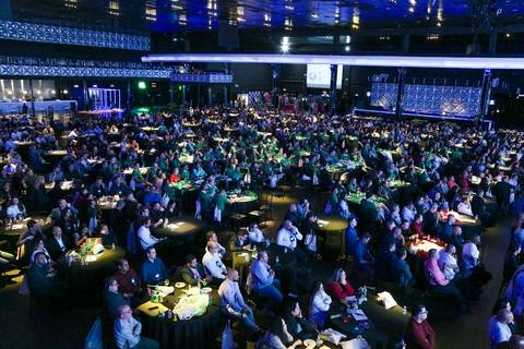 Vista aérea do Espaço Unimed em São Paulo, repleto de convidados do evento GPA, mostrando a grandiosidade da audiência e a energia do público.'
