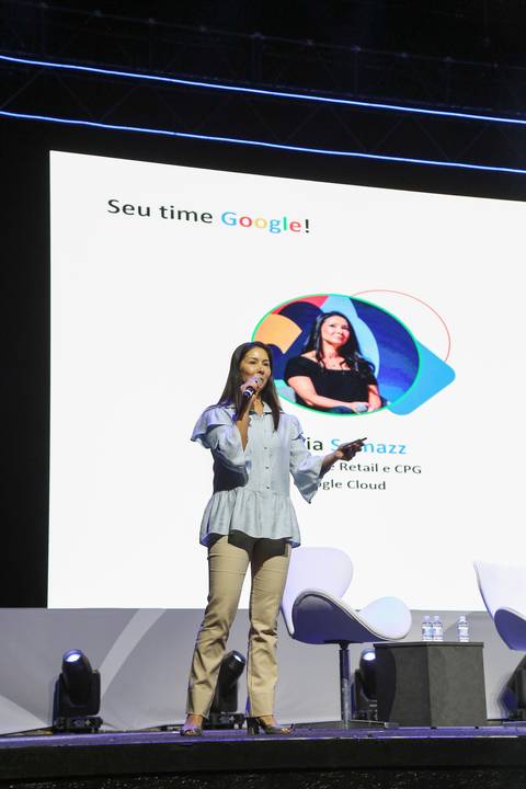 Palestrante do Google no palco do Evento GPA no Espaço Unimed em São Paulo, discursando com propriedade e foco, compartilhando insights sobre tecnologia e negócios.'