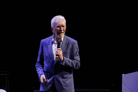 Eugenio Mussak, palestrante convidado, em um momento de fala no palco do Espaço Unimed em São Paulo, com expressão pensativa e engajadora durante o Evento GPA.'