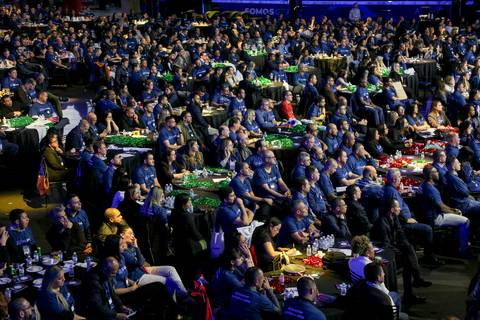 Vista panorâmica superior do Espaço Unimed em São Paulo, completamente lotado com os convidados do Evento GPA, revelando a grandiosidade e o sucesso de público.'