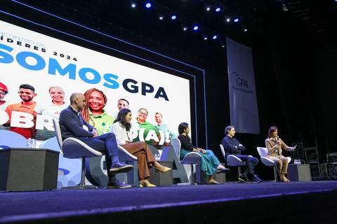 Palestrante do Evento GPA no Espaço Unimed em São Paulo, interagindo em uma mesa com convidados, proporcionando um bate-papo mais próximo e dinâmico com o público.'