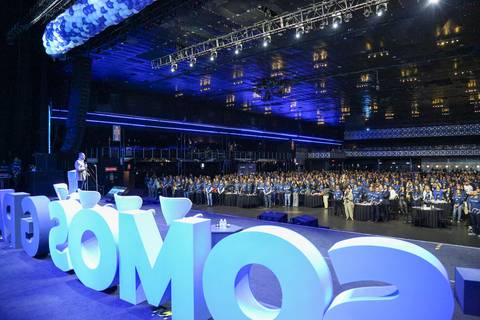 Vista de trás do palco do Evento GPA no Espaço Unimed em São Paulo, revelando a imensidão do público reunido, com centenas de pessoas assistindo às apresentações.'