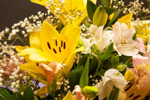 Detalhe de arranjos florais frescos e vibrantes na decoração da festa de aniversário no Restaurante Nanako, São Paulo, adicionando um toque de elegância ao ambiente.'