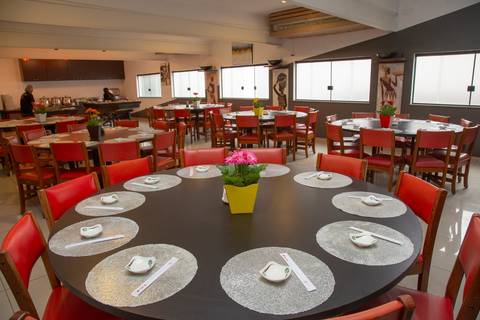 Vista panorâmica do espaço decorado do Restaurante Nanako em São Paulo, preparado para a festa de aniversário, com mesas arrumadas, iluminação ambiente e detalhes que criam um clima acolhedor e festivo.'