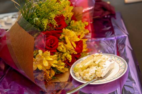 Buquê de flores frescas e coloridas, parte da ornamentação do aniversário no Restaurante Nanako, São Paulo, realçando a beleza e a atmosfera festiva do local.'