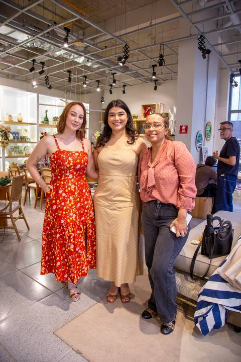 Participantes do Workshop de Natal na loja Westwing em Moema, São Paulo. A imagem retrata interação, troca de experiências e o clima elegante e acolhedor que marcou o evento festivo.'