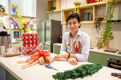 Participantes do Workshop de Natal na loja Westwing em Moema, São Paulo. A imagem retrata interação, troca de experiências e o clima elegante e acolhedor que marcou o evento festivo.'