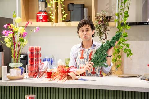 Momento do Workshop de Natal em andamento na loja Westwing em Moema, São Paulo. A imagem mostra participantes concentrados, interagindo e criando em um ambiente elegante e inspirador.'