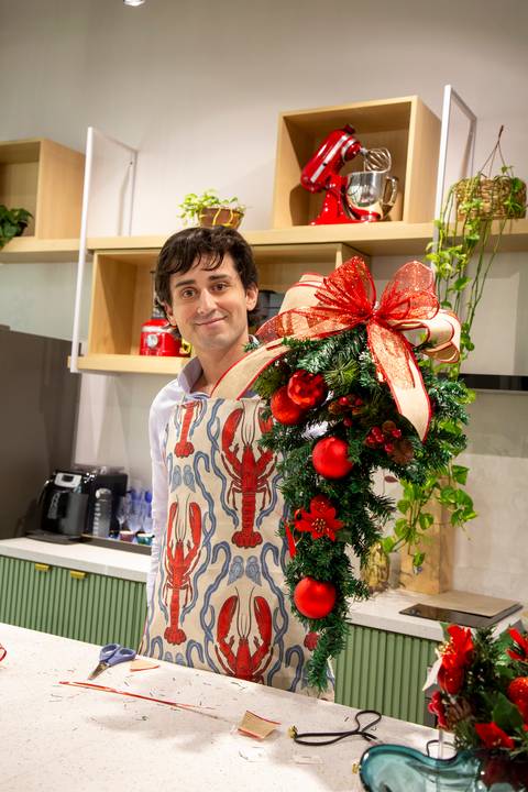 Guirlanda natalina finalizada no Workshop de Natal da loja Westwing em Moema, São Paulo. A imagem destaca os detalhes artesanais, cores festivas e o resultado criativo produzido pelos participantes.'