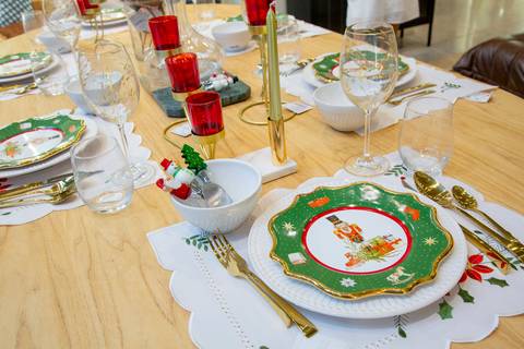 Mesa decorada com itens de Natal no Workshop da loja Westwing em Moema, São Paulo. A imagem destaca arranjos, louças, velas e detalhes festivos que compõem uma ambientação elegante e acolhedora.'