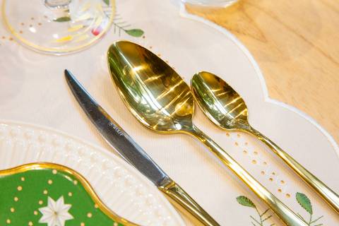 Mesa decorada com itens de Natal no Workshop da loja Westwing em Moema, São Paulo. A imagem destaca arranjos, louças, velas e detalhes festivos que compõem uma ambientação elegante e acolhedora.'