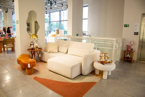 Ambientação natalina da loja Westwing em Moema para o Workshop especial. A imagem mostra equilíbrio entre elegância e aconchego em uma composição rica em texturas e clima festivo.'