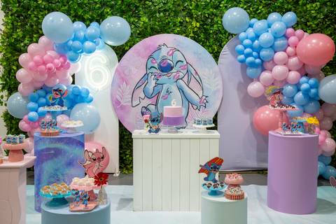 Decoração do espaço do parabéns com mesa principal na festa Lilo & Stitch no Buffet Vila Terracota, em São Paulo. A composição tropical com personagens, bolo e balões encanta crianças e adultos.'