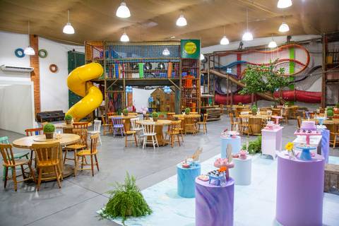 Vista do espaço do Buffet Vila Terracota durante a festa infantil com tema Lilo & Stitch, em São Paulo. A imagem destaca o ambiente acolhedor, decoração lúdica e estrutura ideal para eventos infantis.'