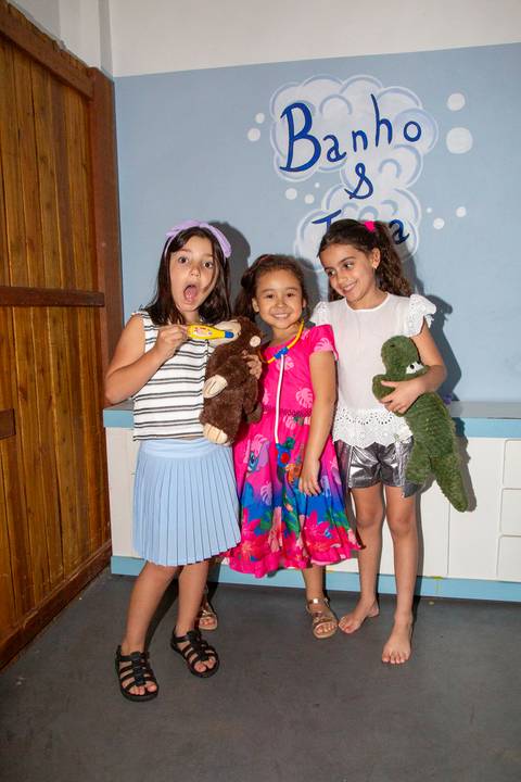 Crianças brincando com pelúcias na festa infantil com tema Lilo & Stitch no Buffet Vila Terracota, em São Paulo. A imagem transmite afeto, imaginação e momentos de alegria entre os pequenos.'