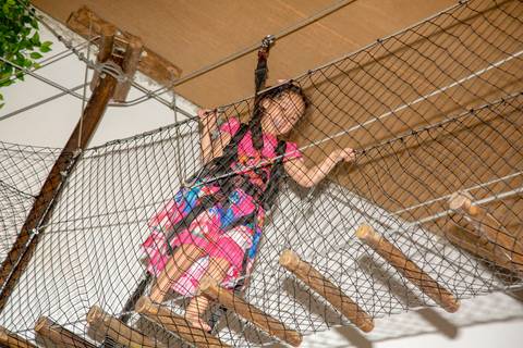 Criança aniversariante fazendo o trajeto da tirolesa na festa com tema Lilo & Stitch no Buffet Vila Terracota, em São Paulo. A imagem transmite aventura, diversão e emoção em um momento inesquecível.'