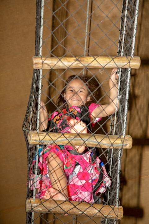Criança aniversariante fazendo o trajeto da tirolesa na festa com tema Lilo & Stitch no Buffet Vila Terracota, em São Paulo. A imagem transmite aventura, diversão e emoção em um momento inesquecível.'