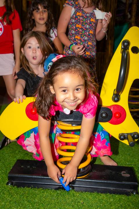 Criança brincando no cavalinho de mola durante a festa infantil com tema Lilo & Stitch no Buffet Vila Terracota, em São Paulo. A imagem transmite diversão, movimento e alegria no espaço kids.'