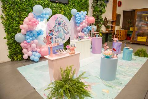 Espaço decorado com tema Lilo & Stitch no Buffet Vila Terracota, em São Paulo. A imagem destaca cores vibrantes, balões, painéis e ambientação lúdica que envolvem convidados em clima de magia infantil.'