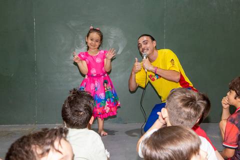 Crianças brincando com recreador durante a festa infantil com tema Lilo & Stitch no Buffet Vila Terracota, em São Paulo. A imagem transmite alegria, interação e momentos de pura diversão guiada.'