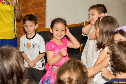 Crianças interagem com recreador em atividades lúdicas na festa infantil com tema Lilo & Stitch no Buffet Vila Terracota, em São Paulo. A cena transmite energia, diversão guiada e envolvimento coletivo.'