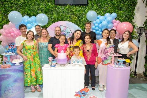 Foto com toda a família reunida durante a festa infantil com tema Lilo & Stitch no Buffet Vila Terracota, em São Paulo. A imagem transmite união, carinho e celebração em um momento especial.'