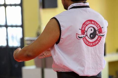 Participante do Exame de Faixa Preta na Academia Kwan Kun, em São Paulo, em momento de meditação e concentração antes da execução técnica. A imagem expressa equilíbrio emocional, presença e preparação interior, valores essenciais nas artes marciais.'
