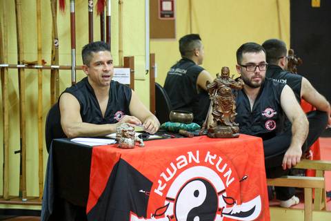 Mestre da Academia Kwan Kun discursando durante o Exame de Faixa Preta em São Paulo. A imagem transmite liderança, tradição e o valor da palavra no contexto das artes marciais.'