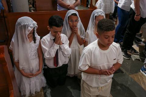 Crianças ajoelhadas em oração durante a Celebração Catequética na Paróquia Universitária Beato Carlo Acutis, em São Paulo. A imagem expressa fé, inocência e devoção, capturando um instante de recolhimento e entrega espiritual no ambiente sagrado.

'