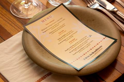 Cardápio do evento Westwing no Clandestina Restaurante em São Paulo, com design sofisticado e detalhes do menu exclusivo preparado para influenciadores digitais, destacando a curadoria gastronômica.'