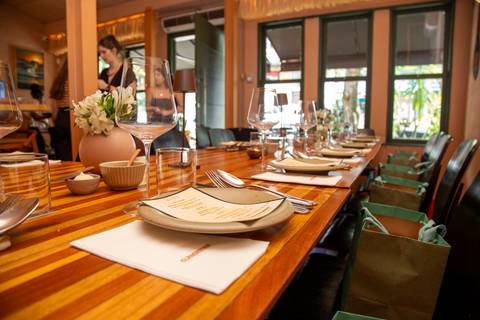 Clandestina Restaurante em São Paulo com decoração especial para o evento Westwing, exibindo mobiliário elegante, arranjos florais e iluminação ambiente que criam uma atmosfera sofisticada para influenciadores digitais.'