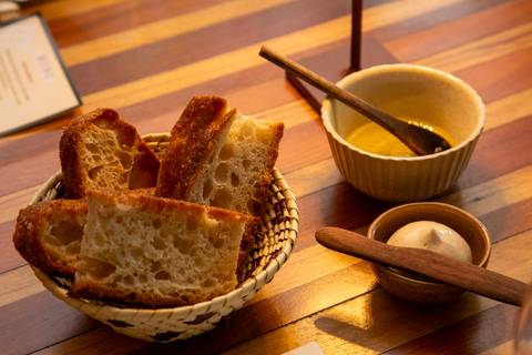 Seleção de pratos gourmet e finger foods servidos no evento Westwing com influenciadores digitais no Clandestina Restaurante em São Paulo, evidenciando a curadoria gastronômica exclusiva e o requinte do banquete.'