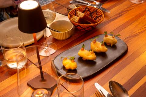 Seleção de pratos gourmet e finger foods servidos no evento Westwing com influenciadores digitais no Clandestina Restaurante em São Paulo, evidenciando a curadoria gastronômica exclusiva e o requinte do banquete.'