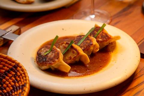 Seleção de pratos gourmet e finger foods servidos no evento Westwing com influenciadores digitais no Clandestina Restaurante em São Paulo, evidenciando a curadoria gastronômica exclusiva e o requinte do banquete.'