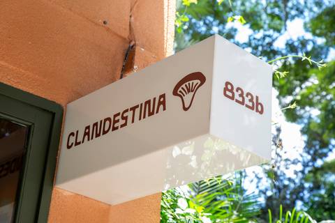 Letreiro distintivo do Clandestina Restaurante em São Paulo, iluminado ou em destaque'