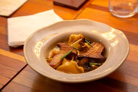 Seleção de pratos gourmet e finger foods servidos no evento Westwing com influenciadores digitais no Clandestina Restaurante em São Paulo, evidenciando a curadoria gastronômica exclusiva e o requinte do banquete.'