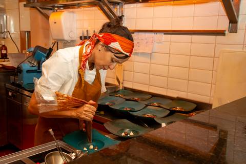 Chef do Clandestina Restaurante em São Paulo preparando uma sobremesa sofisticada durante o evento Westwing com influenciadores digitais, destacando a experiência gastronômica e o cuidado com os detalhes culinários.'